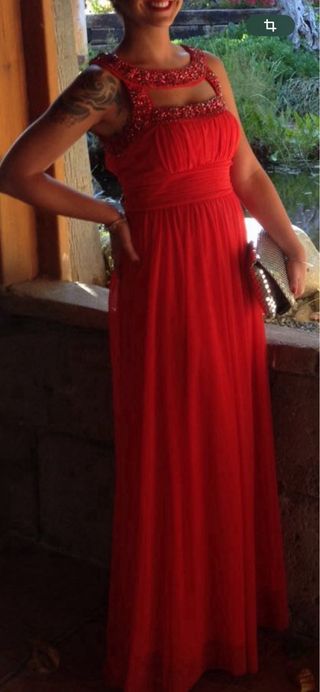 Vestido largo de fiesta con pedrería rojo-coral.