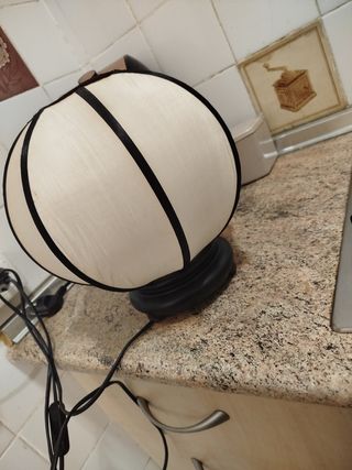 Lámpara de mesa redonda antigua