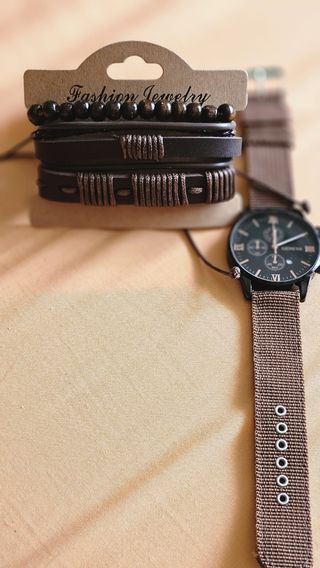 Reloj con pulseras a juego