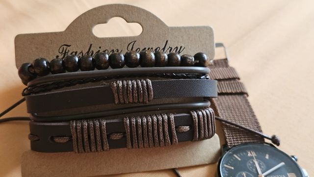 Reloj con pulseras a juego