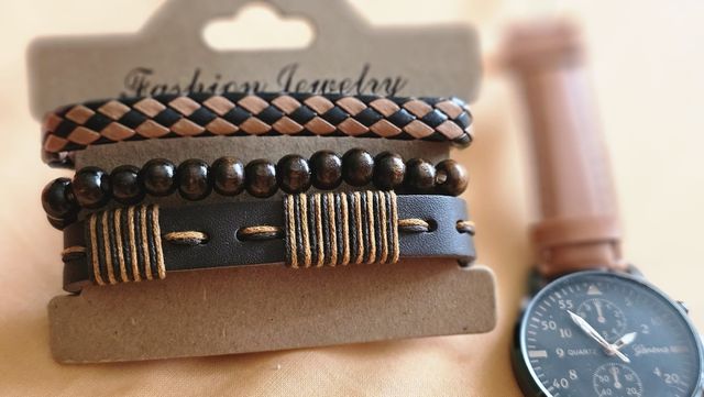 Reloj con pulseras a juego