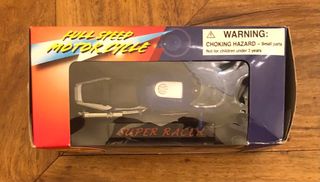 Moto realista de juguete.