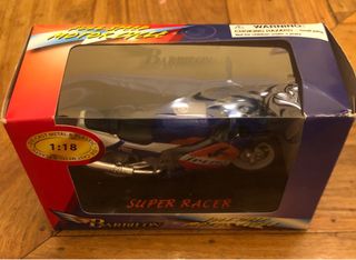 Moto realista de juguete.