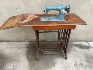 Máquina de coser Alfa antigua