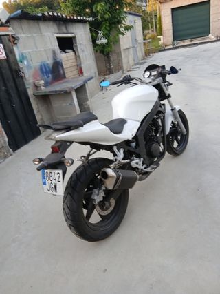 Moto blanca casi nueva solo 10.000 kilómetros