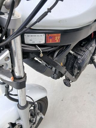 Moto blanca casi nueva solo 10.000 kilómetros