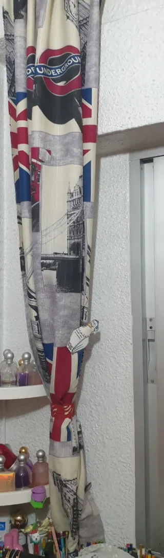 SOFÁ CAMA FUTÓN, CORTINAS, COJIN Y RELOJ LONDRES.