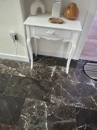 Mesa de entrada blanca de madera