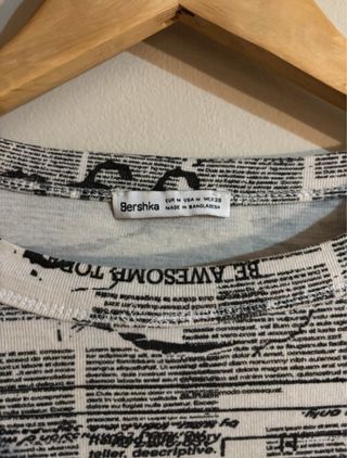 Camiseta Bershka Estampado Periódico Manga Larga