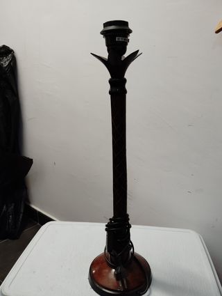 Lámpara de mesa de madera oscura