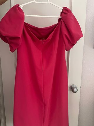 Vestido de fiesta rosa con volantes