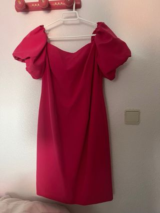 Vestido de fiesta rosa con volantes