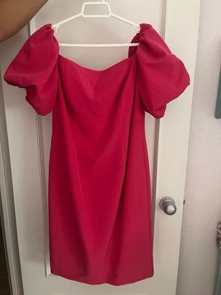 Vestido de fiesta rosa con volantes