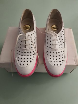Zapatos RAS blancos perforados