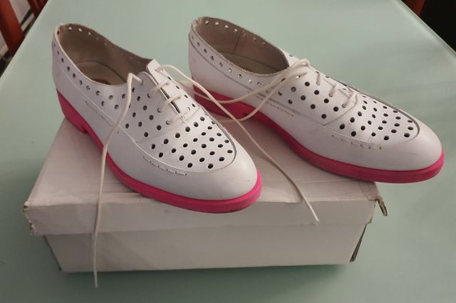 Zapatos RAS blancos perforados