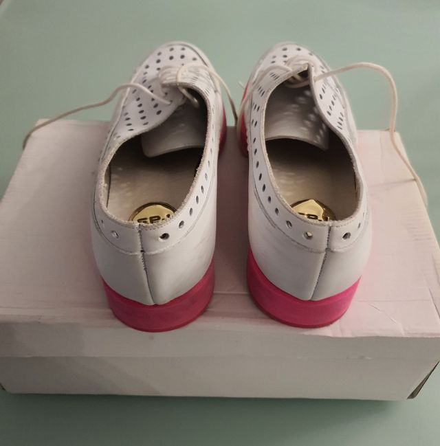 Zapatos RAS blancos perforados