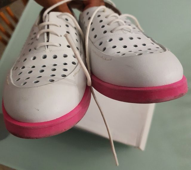 Zapatos RAS blancos perforados