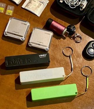 Cascos blancos y multicolor