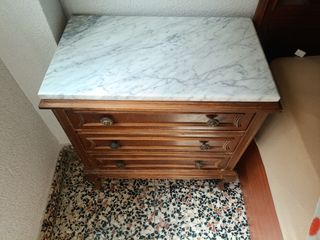 Mesita de noche de madera con mármol