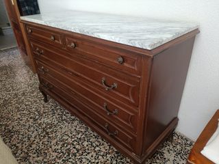 Cómoda de madera con tapa de mármol