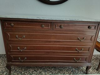 Cómoda de madera con tapa de mármol