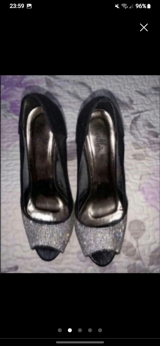 Zapatos de tacón negros y plateados con pedrería