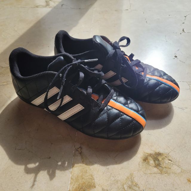 Botas de fútbol Adidas negras y naranjas