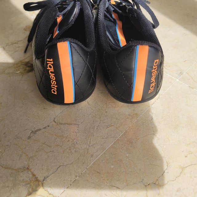 Botas de fútbol Adidas negras y naranjas