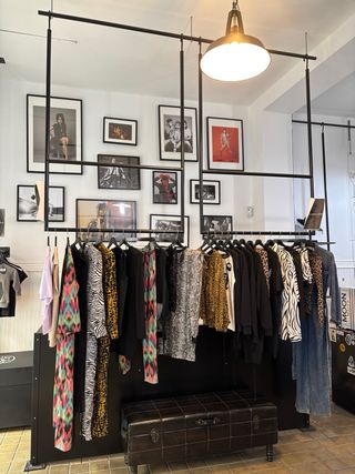 Mobiliario para tienda de ropa, estilo industrial 