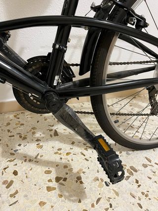 bicicleta de paseo negra con cesta y portabultos