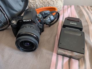 Cámara Reflex digital + Flash y funda