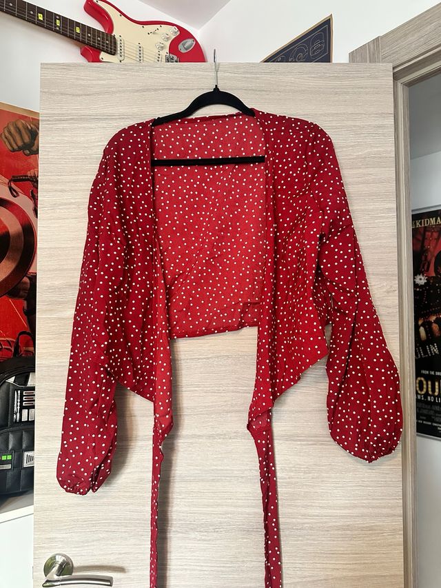 Blusa roja con lunares blancos
