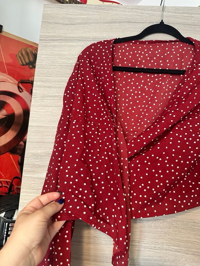 Blusa roja con lunares blancos