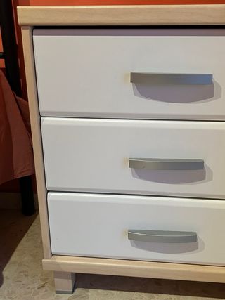 Cómoda blanca con espejo y mesillas de noche