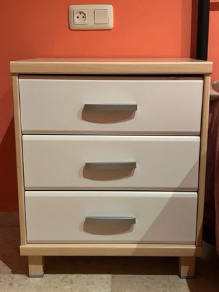 Cómoda blanca con espejo y mesillas de noche