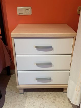 Cómoda blanca con espejo y mesillas de noche