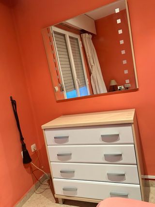 Cómoda blanca con espejo y mesillas de noche