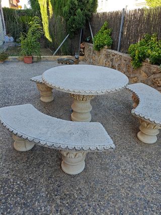 Mesa y bancos de piedra