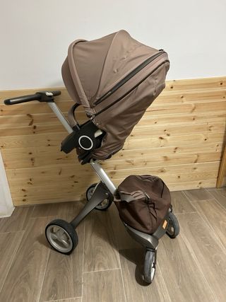 Carro de bebé con accesorios