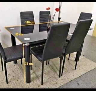 Mesa de comedor de cristal y cuero