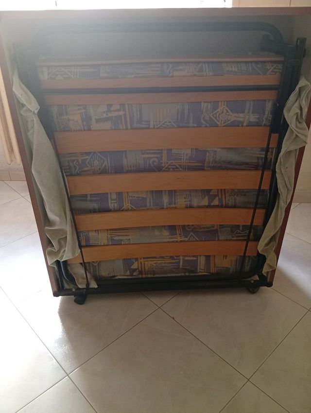 Letto pieghevole con mobile in legno