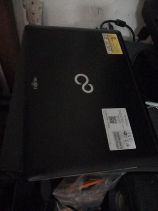 Portátil Fujitsu + funda maleta.