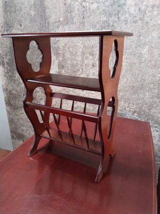 Revistero de madera antiguo