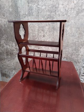 Revistero de madera antiguo