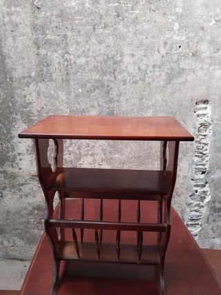 Revistero de madera antiguo