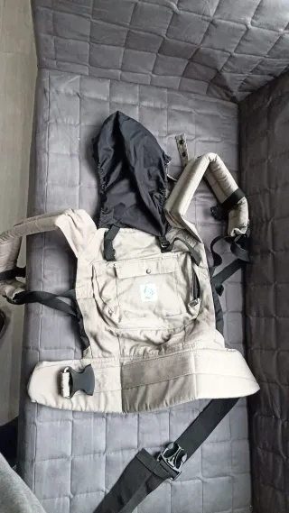 Mochila portabebés ergonómica. 