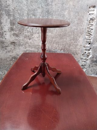 Mesa auxiliar antigua de madera