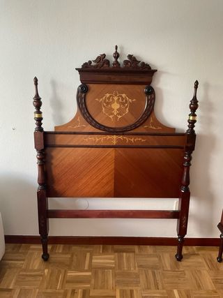 Cabecero de madera con detalles dorados