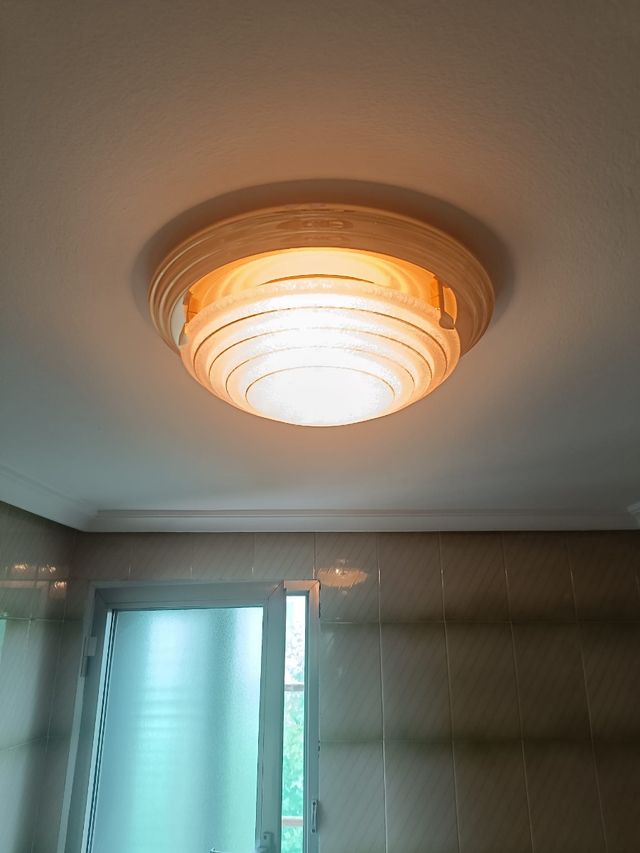 Plafón de techo beige y transparente