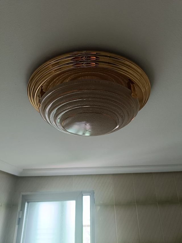 Plafón de techo beige y transparente